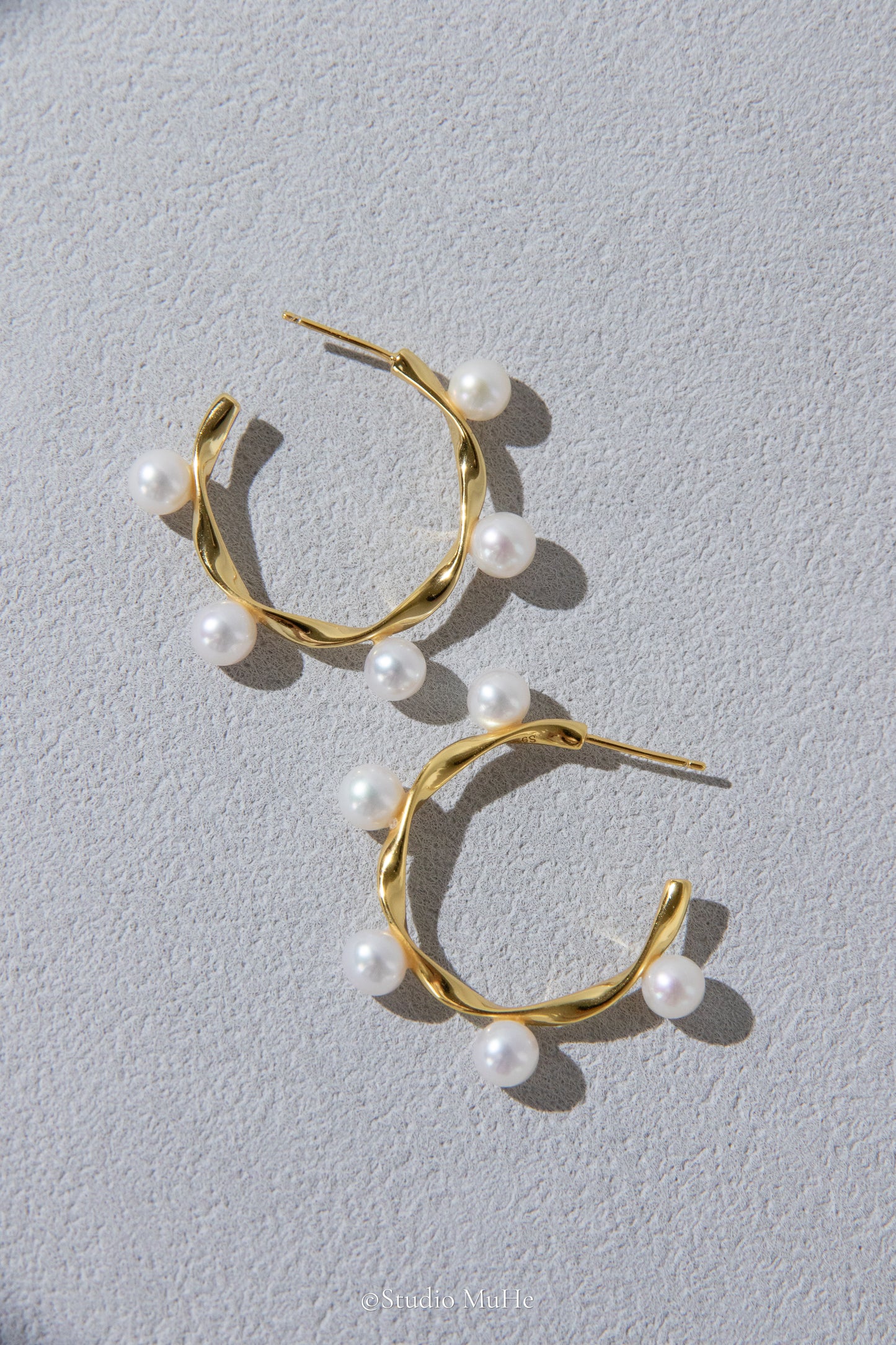 Shiny Rolling-sterling silver earring with 10 pieces white round pearls.