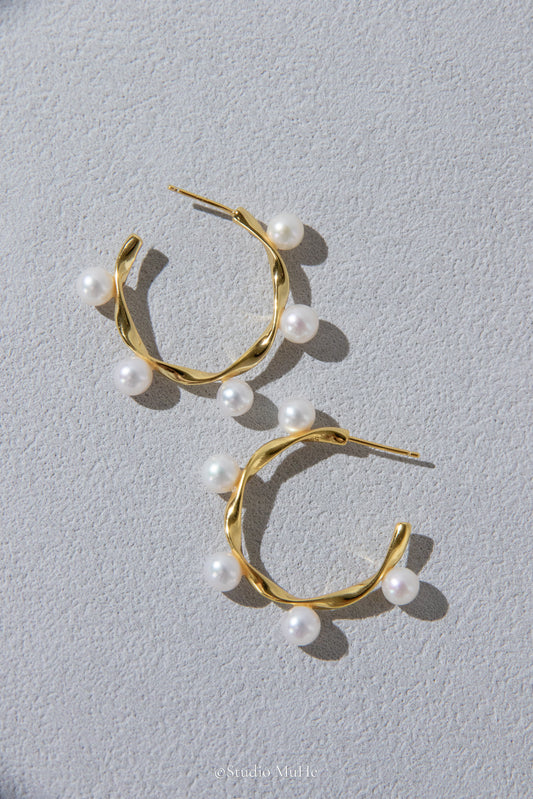 Shiny Rolling-sterling silver earring with 10 pieces white round pearls.