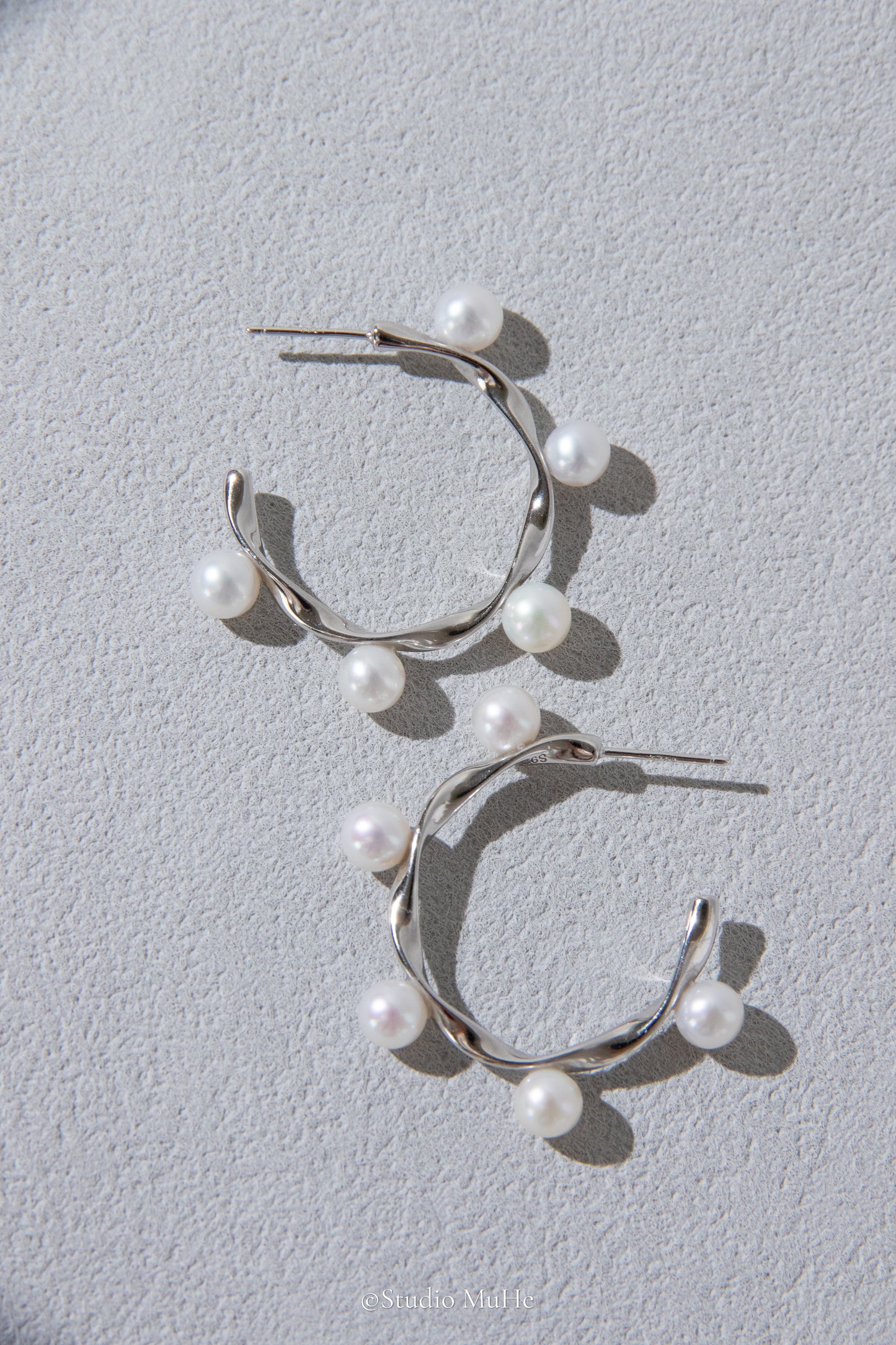 Shiny Rolling-sterling silver earring with 10 pieces white round pearls.