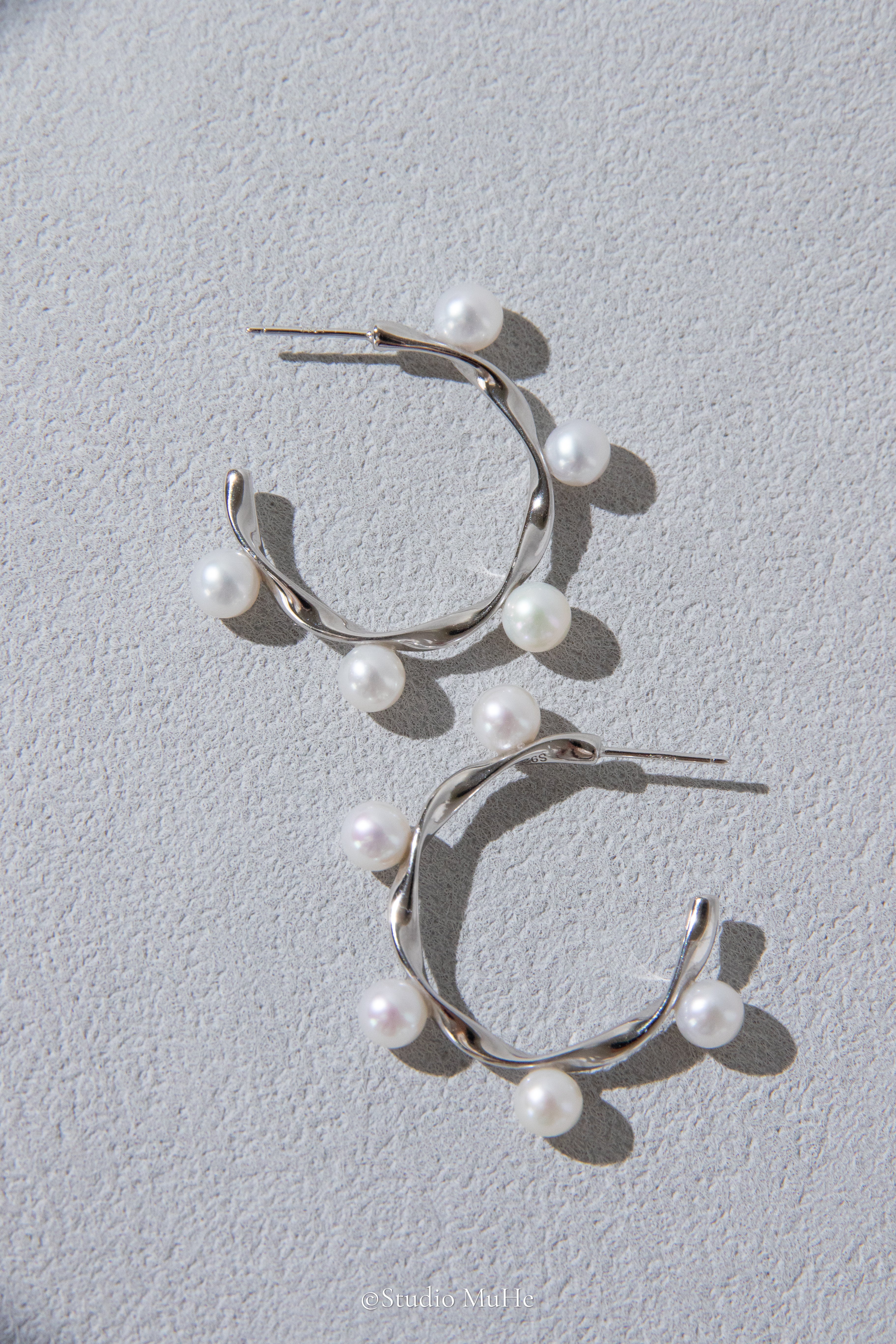 Shiny Rolling-sterling silver earring with 10 pieces white round pearls.