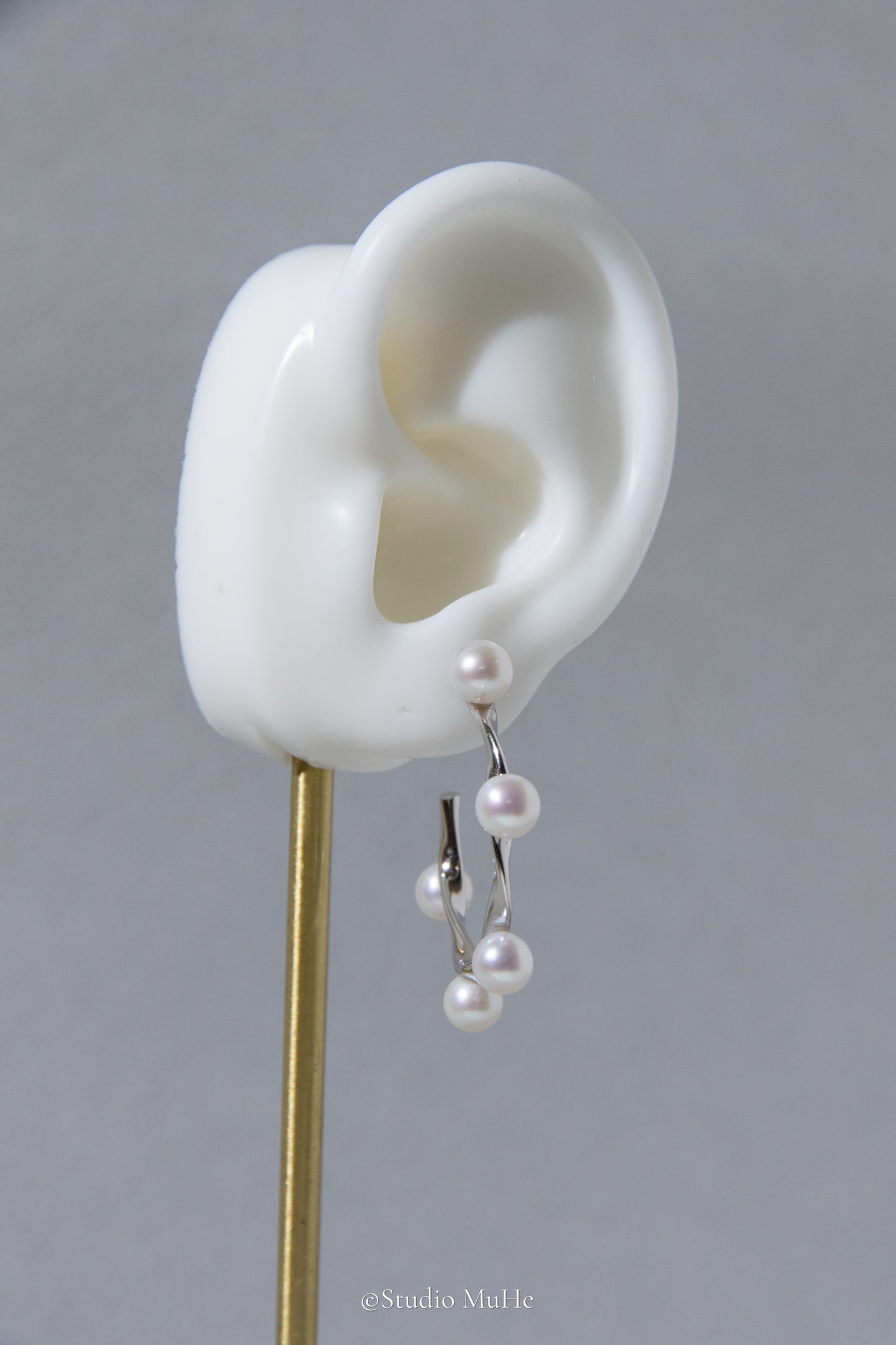 Shiny Rolling-sterling silver earring with 10 pieces white round pearls.