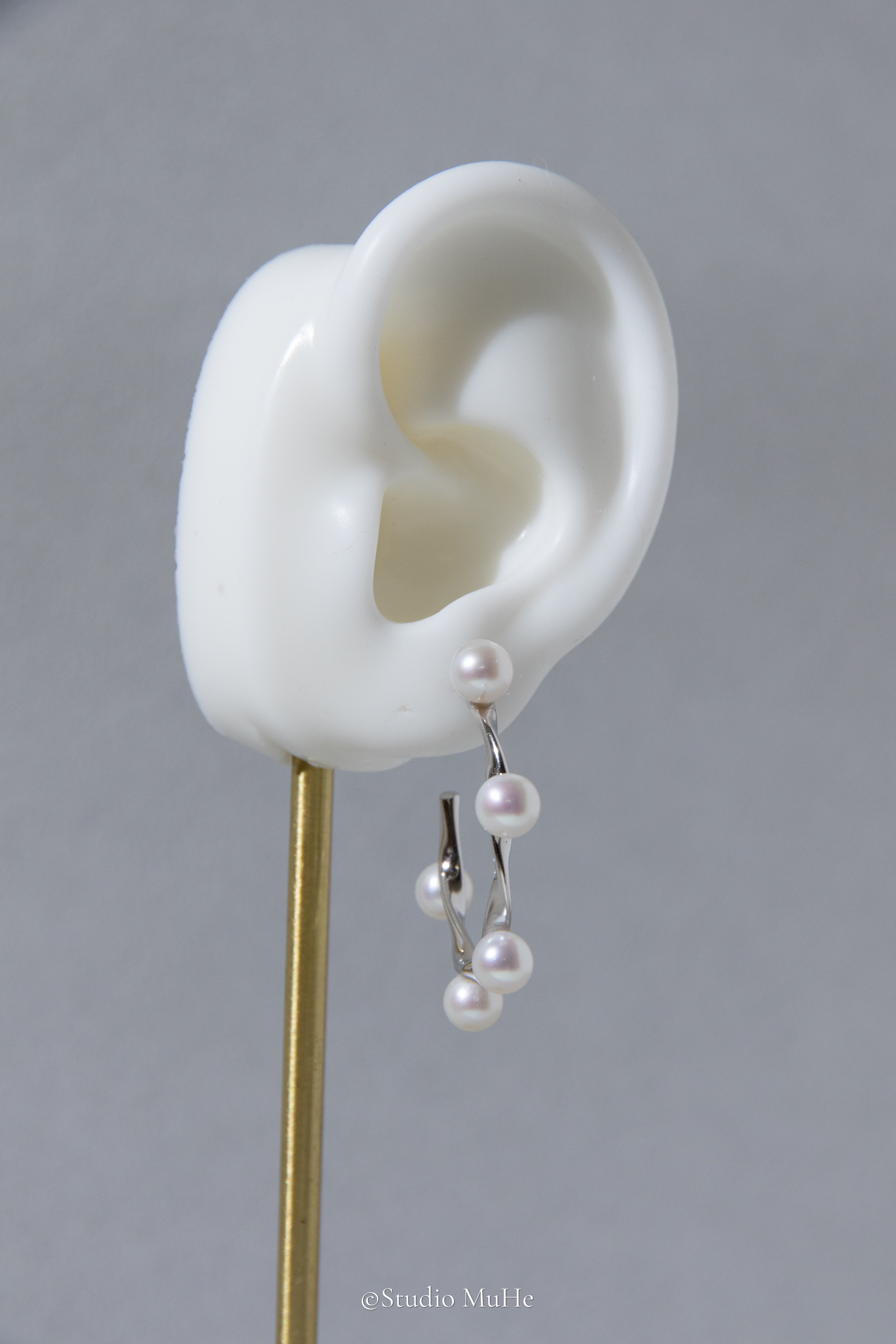 Shiny Rolling-sterling silver earring with 10 pieces white round pearls.