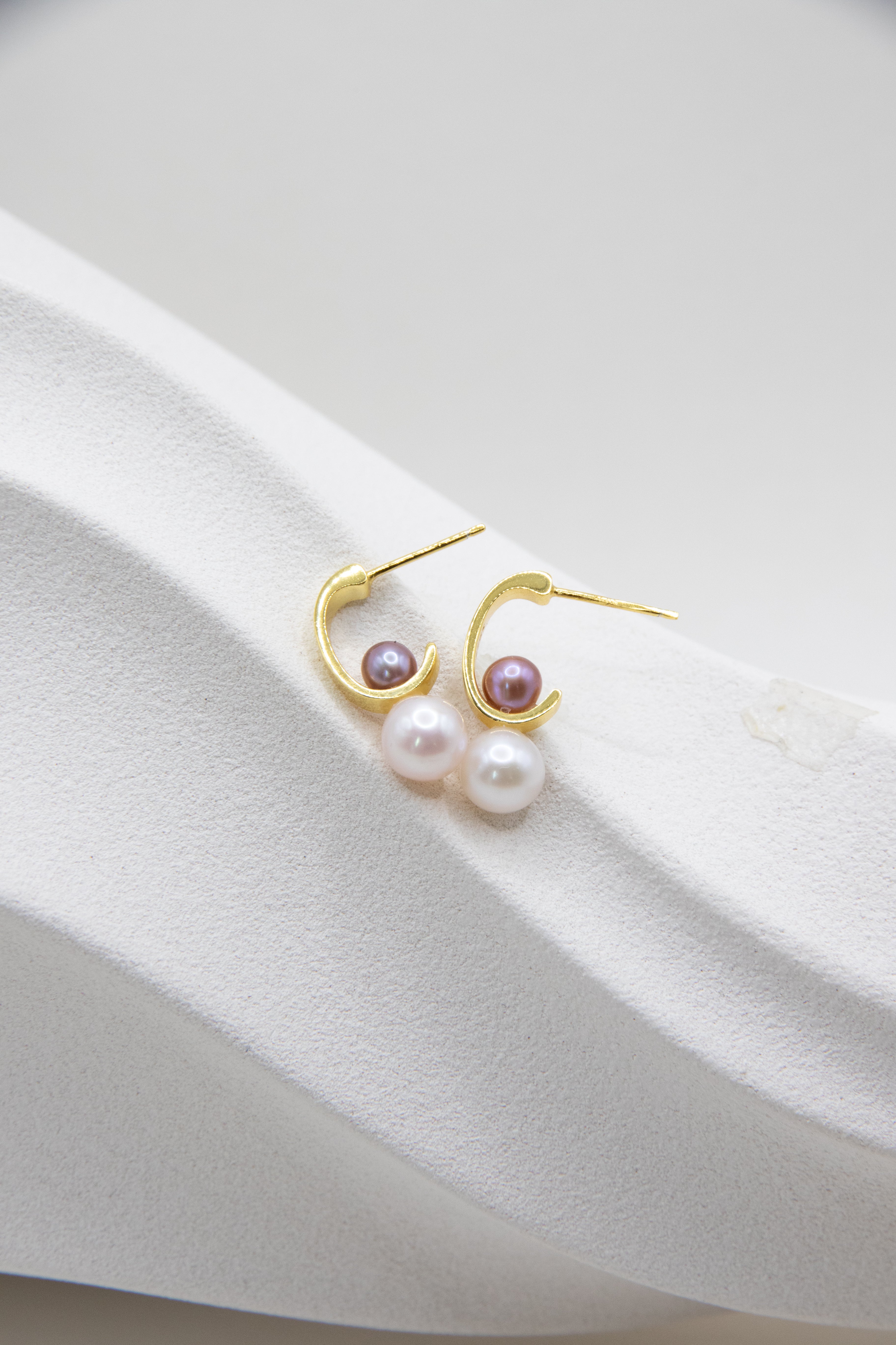 Contrasting Everyday Double-Pearl Studs