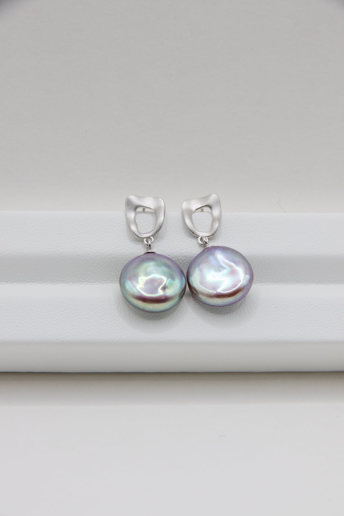 Excellent Metallic Mint Green Button pearls