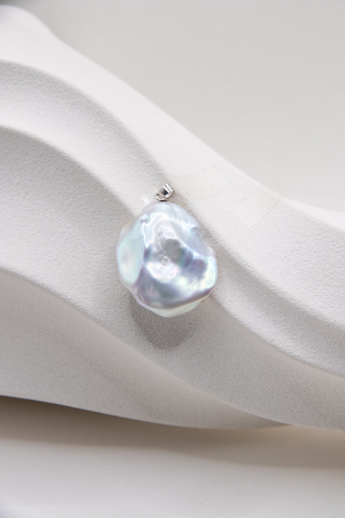 Iceberg Rose-excellent level petal pearl in blue-white