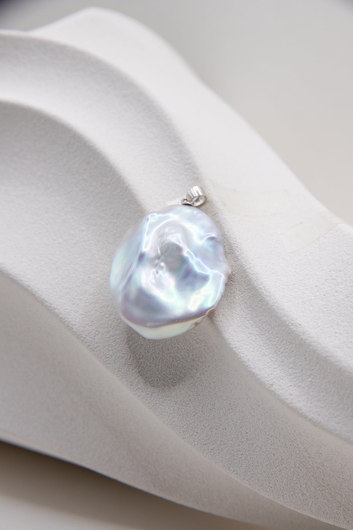 Iceberg Rose-excellent level petal pearl in blue-white
