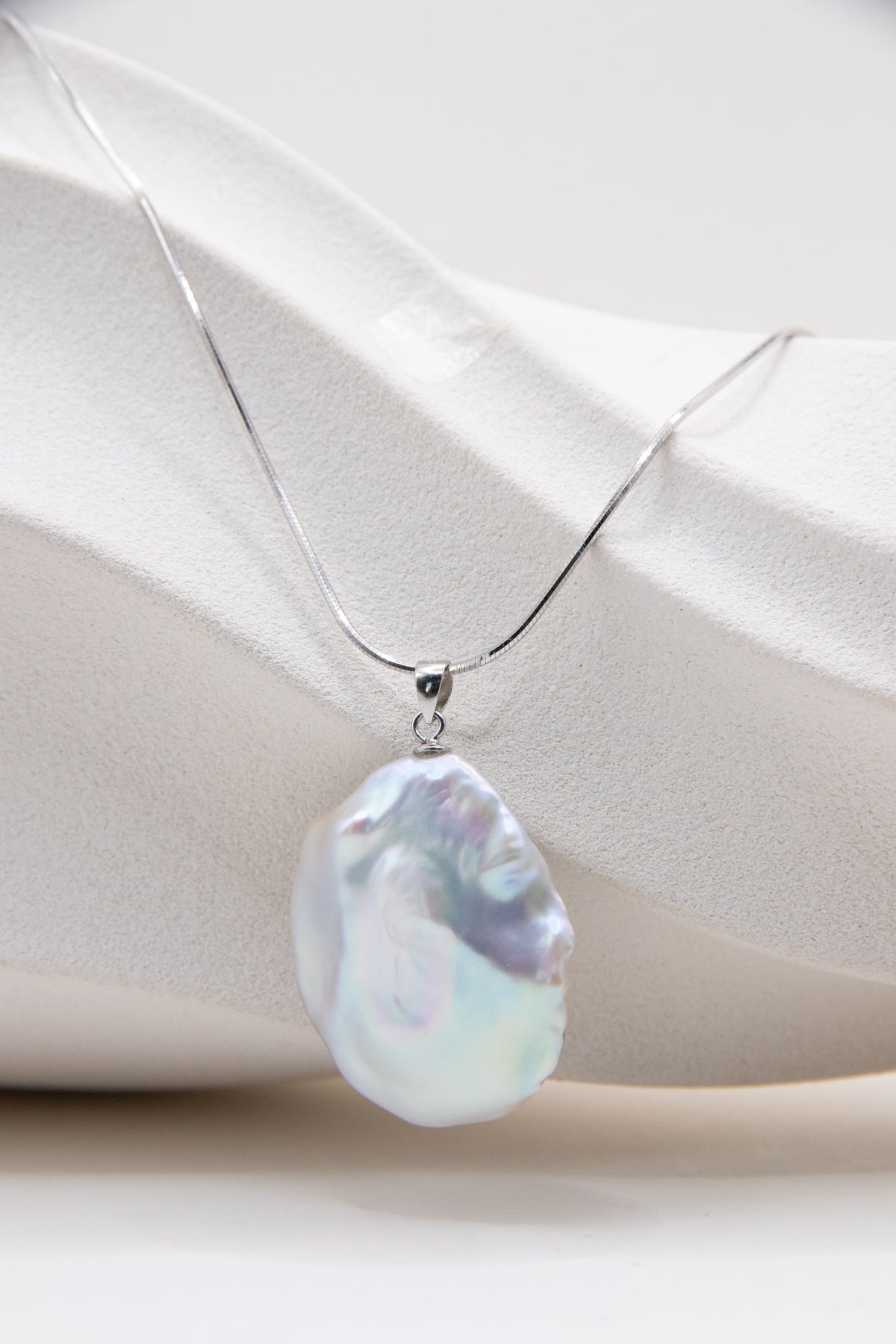 Iceberg Rose-excellent level petal pearl in blue-white