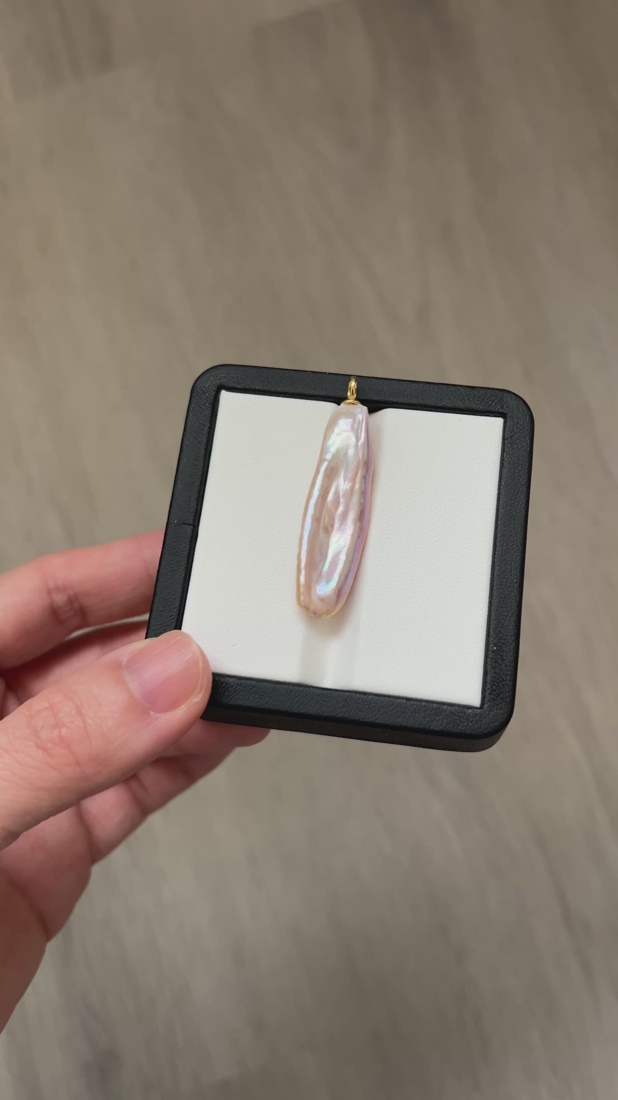 Long seedless pearl pendant